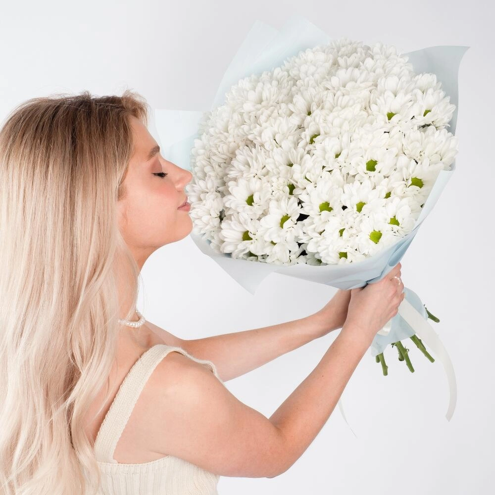 Букет «Ромашковое чудо» – летнее настроение в белых хризантемах Астрахань Астраханская область