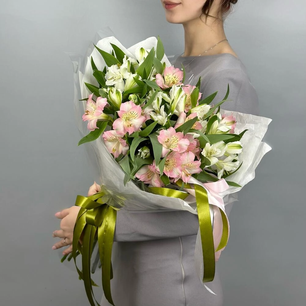 Букет «Нежность» – трогательное сочетание белых и розовых альстромерий Астрахань Астраханская область