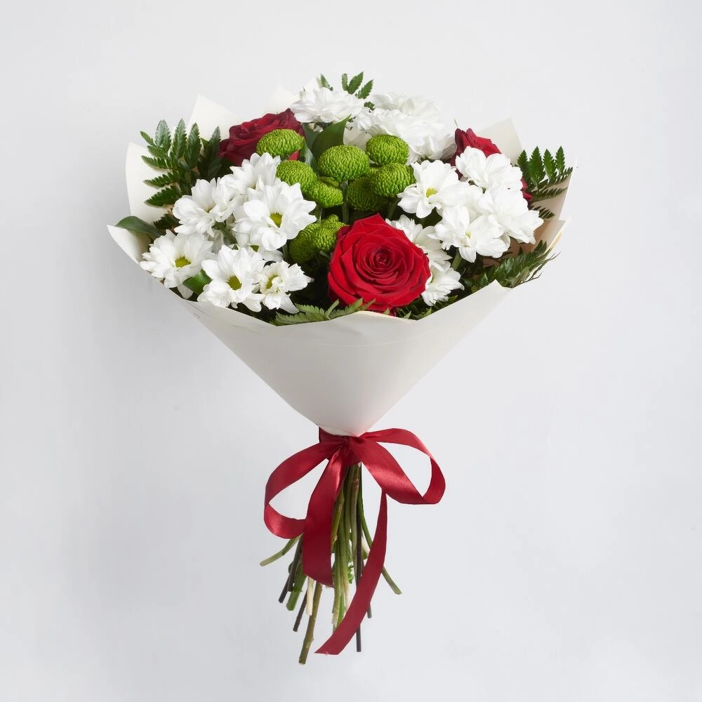 Букет «Настроение» – гармония красных эквадорских роз и нежных хризантем Астрахань Астраханская область