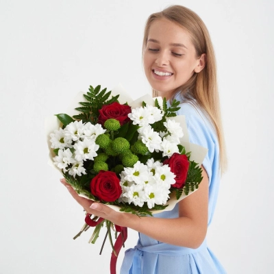 Букет «Настроение» – гармония красных эквадорских роз и нежных хризантем Астрахань Астраханская область
