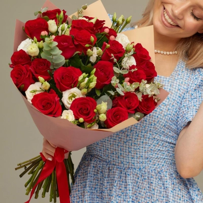 Роскошный букет для любимой женщины – 21 эквадорская роза и эустома Астрахань Астраханская область