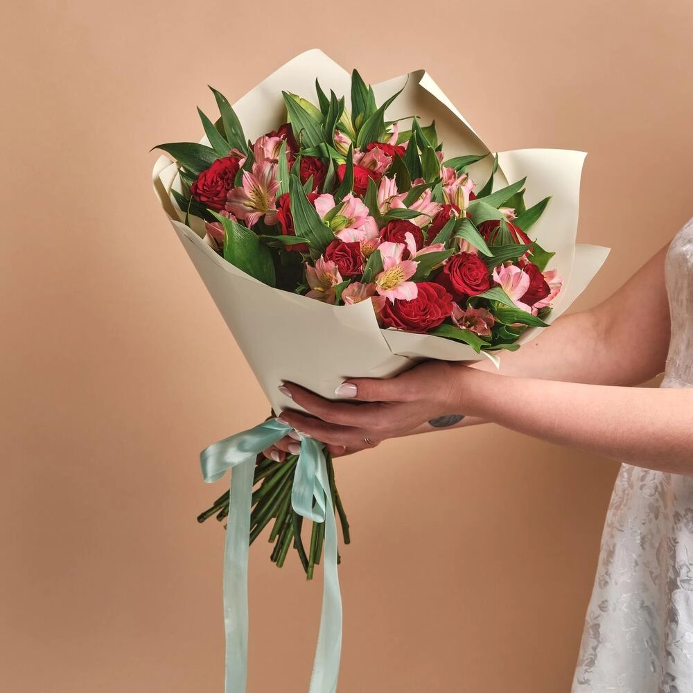 Букет «Нежность слов» — гармония красных роз и нежных альстромерий Астрахань Астраханская область