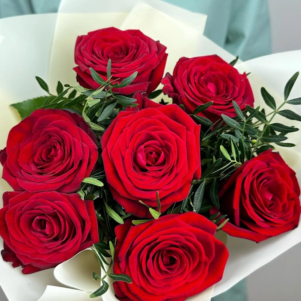 Букет «Гранатовый» из красных роз в роскошной упаковке Астрахань Астраханская область