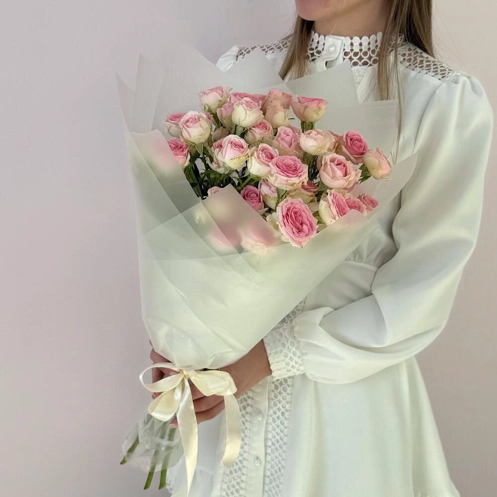 Букет «Нежный аромат» – пышные розовые кустовые розы в элегантной упаковке Астрахань Астраханская область