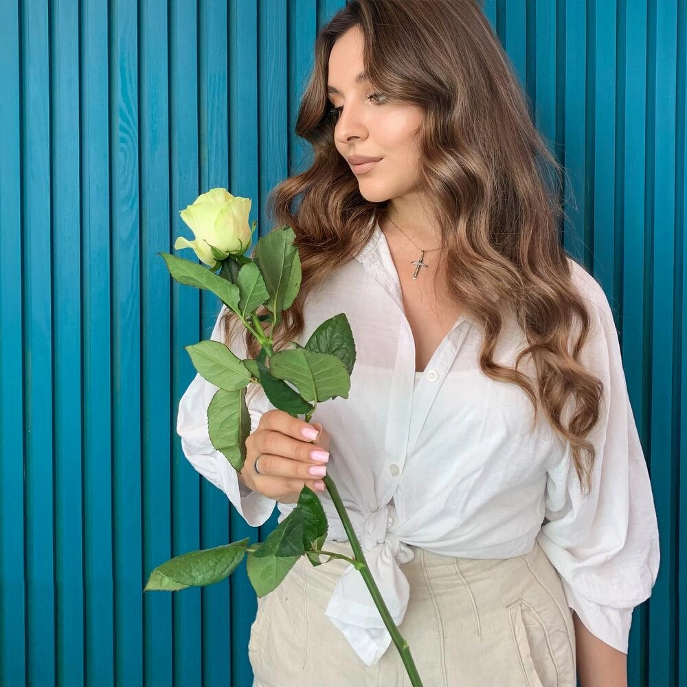 Комплимент из белой эквадорской розы – элегантность в каждом лепестке Астрахань Астраханская область