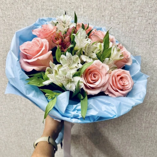 Букет «Фреш» – нежность розовых роз и белых альстромерий Астрахань Астраханская область
