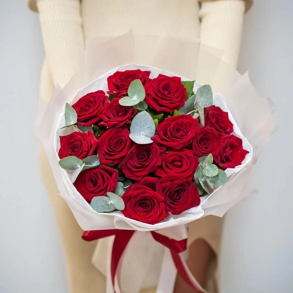 Элегантный букет из 15 красных роз с эвкалиптом – символ страсти и нежности Астрахань Астраханская область