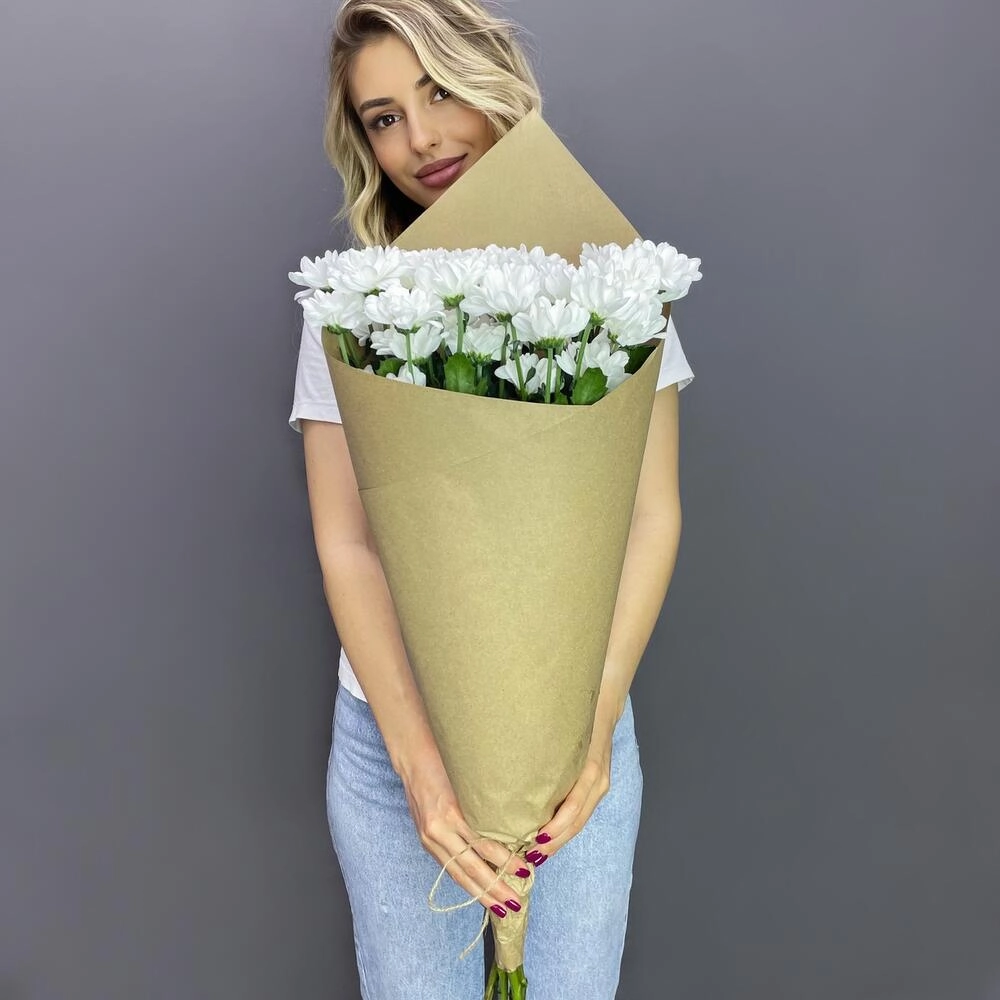 Букет из 5 белых хризантем в крафте – лаконичная элегантность Астрахань Астраханская область