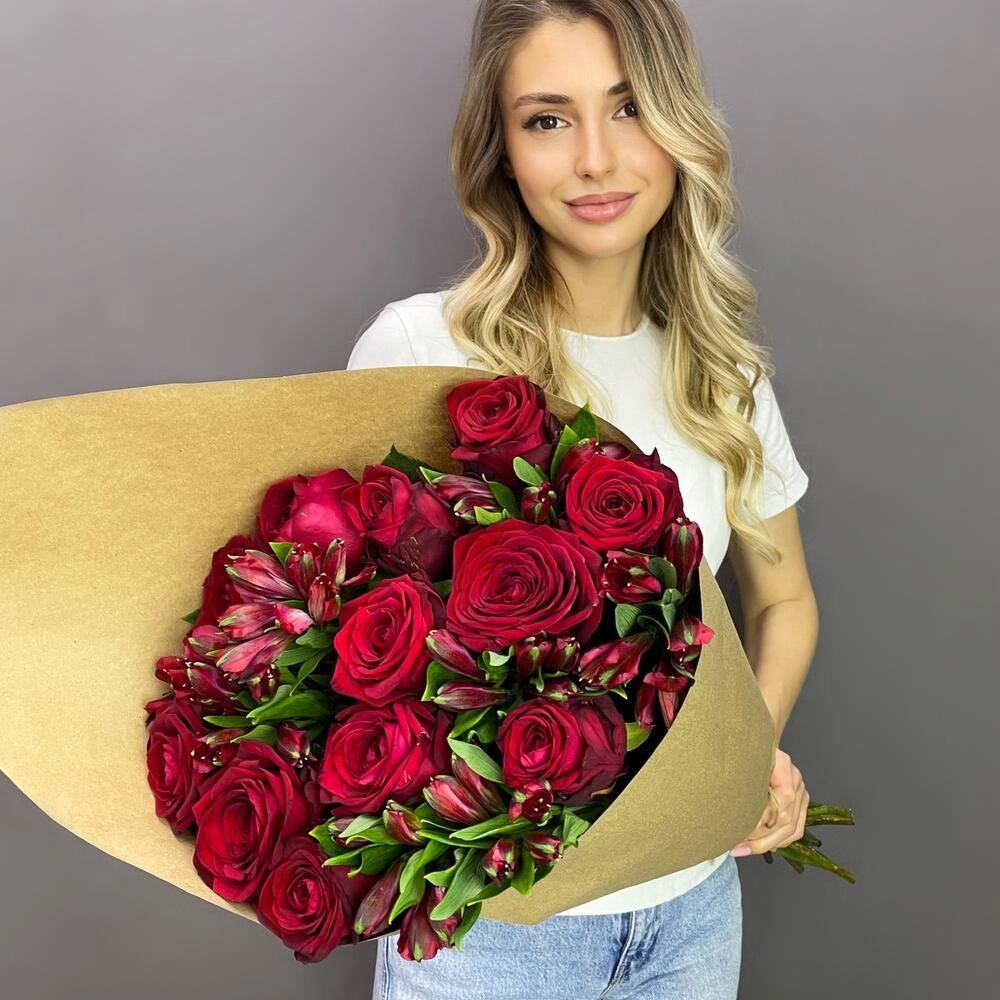 Букет «Стрелиция» – гармония из красных роз и белых альстромерий  Астрахань Астраханская область