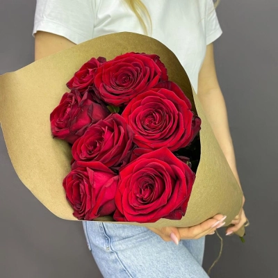 Букет из 7 красных роз в крафте – страсть в стильной упаковке Астрахань Астраханская область