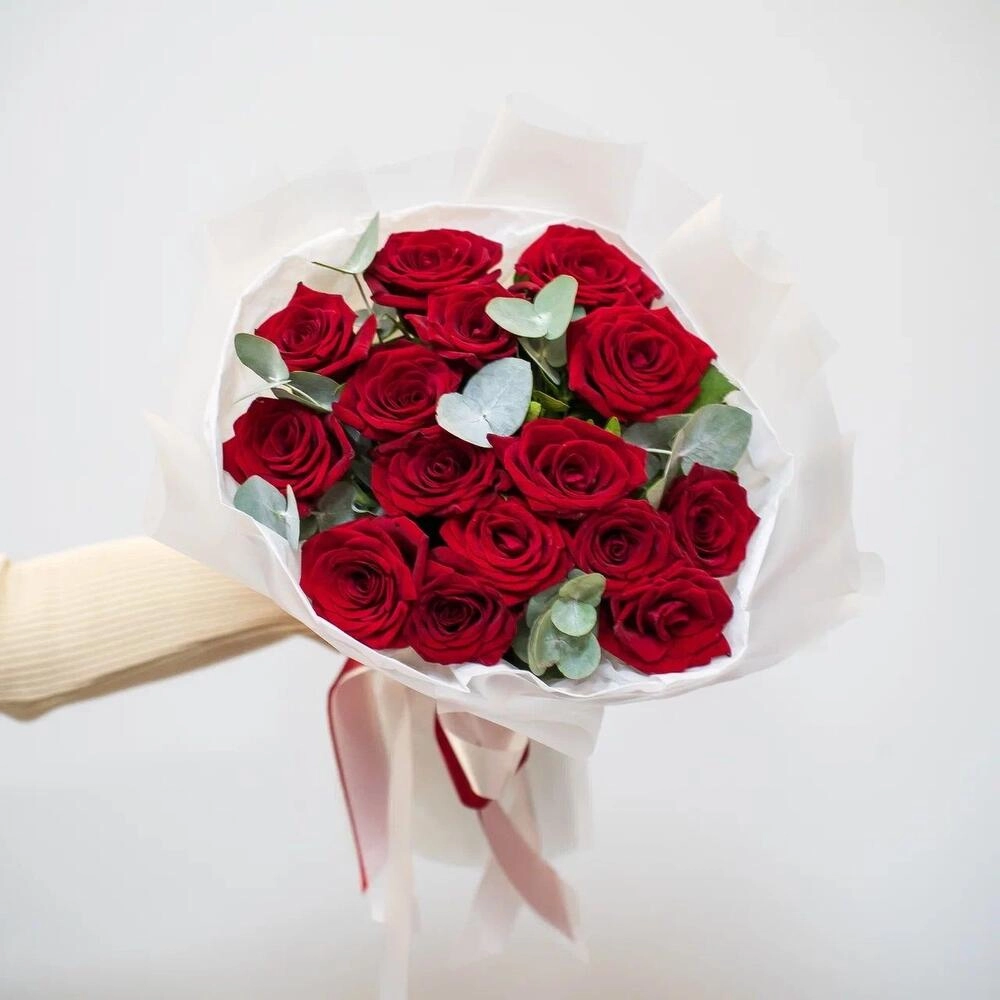 Элегантный букет из 15 красных роз с эвкалиптом – символ страсти и нежности Астрахань Астраханская область