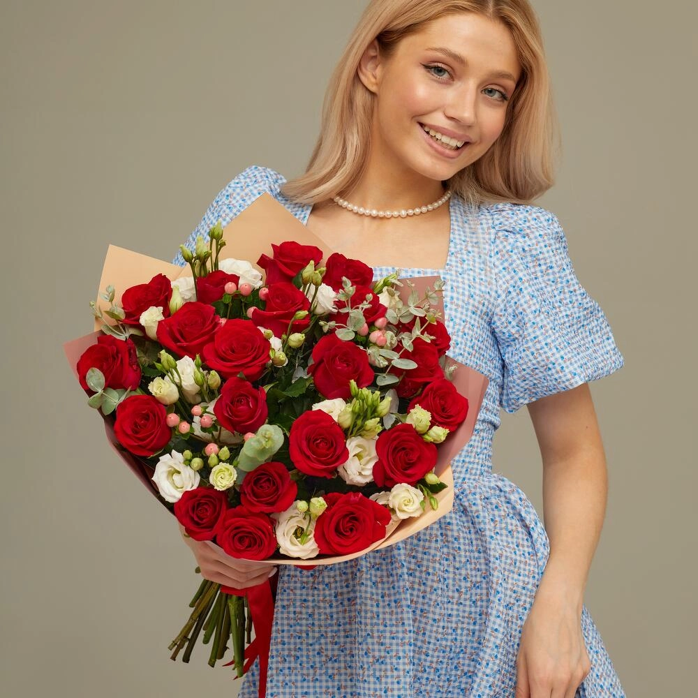 Роскошный букет для любимой женщины – 21 эквадорская роза и эустома Астрахань Астраханская область