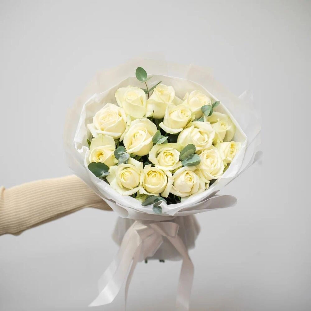 Букет из 15 белых роз с эвкалиптом – чистота и изысканность Астрахань Астраханская область