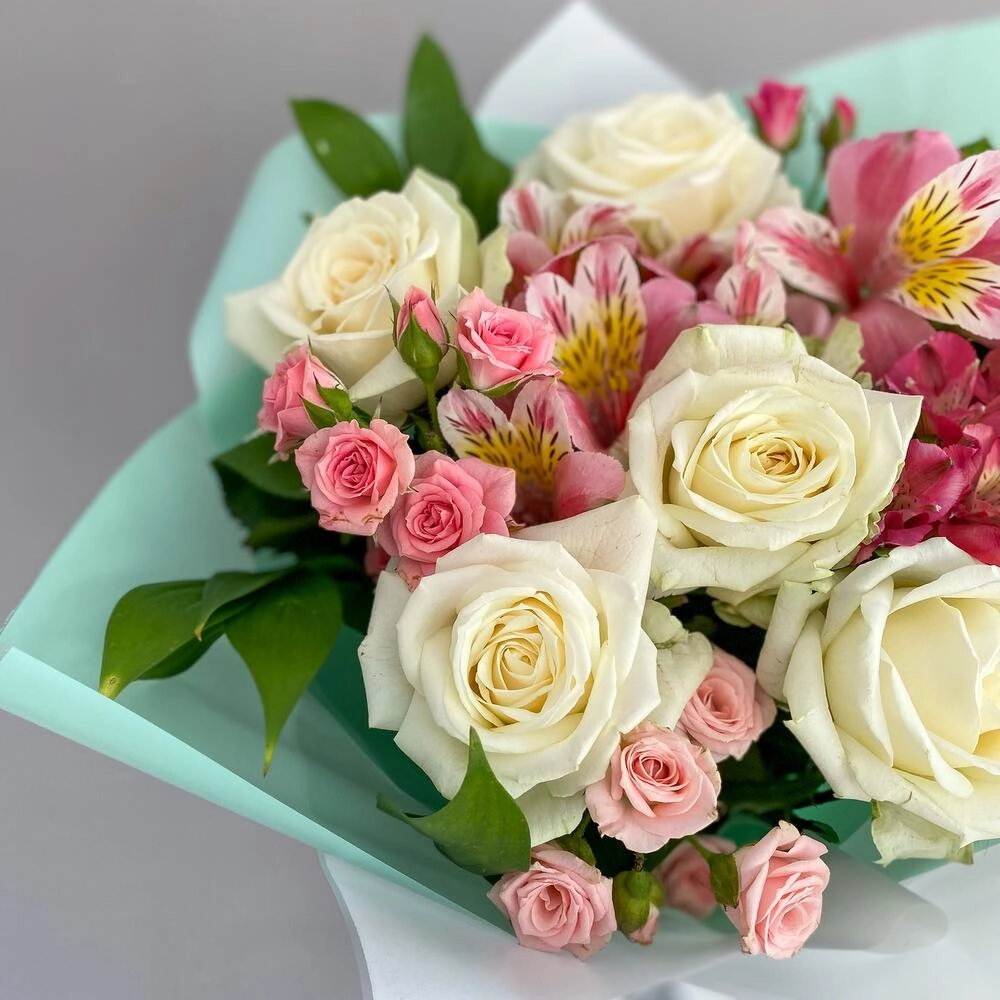 Букет «Николь» – изысканное сочетание роз, кустовых роз и альстромерий Астрахань Астраханская область