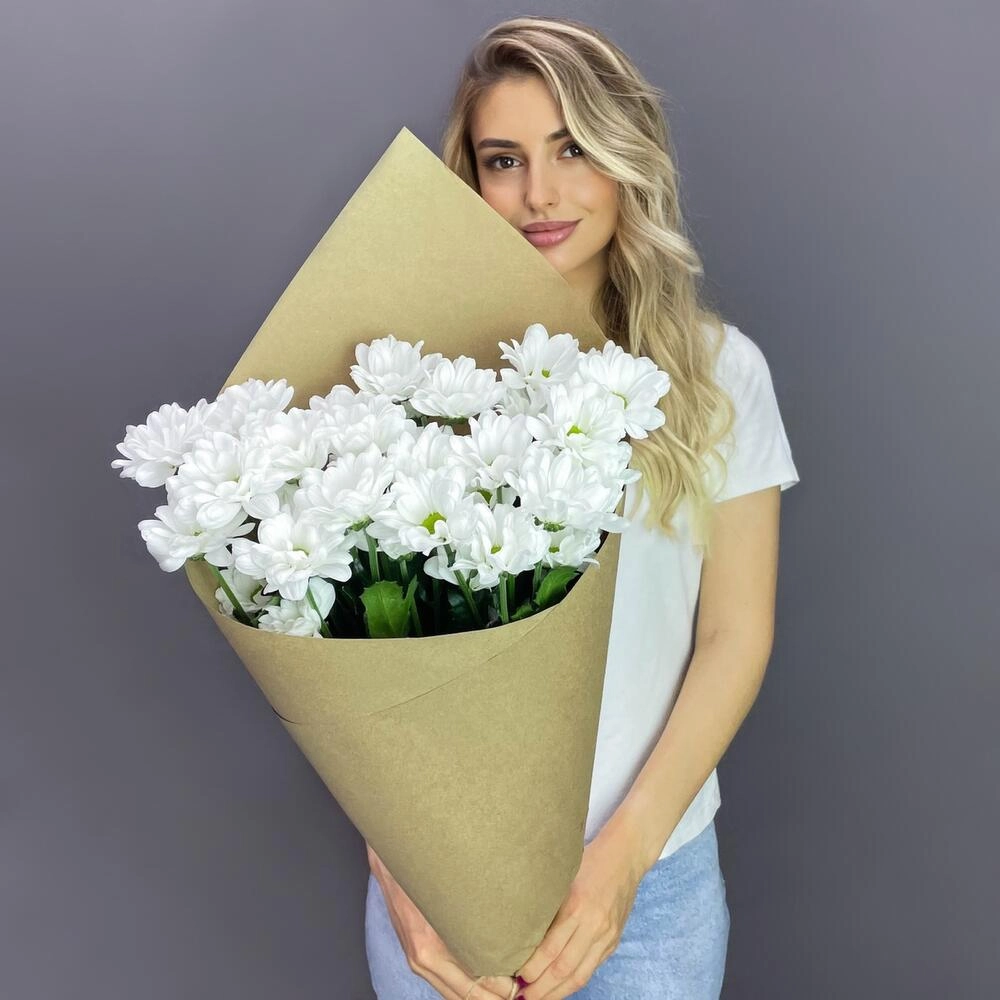 Букет из 5 белых хризантем в крафте – лаконичная элегантность Астрахань Астраханская область