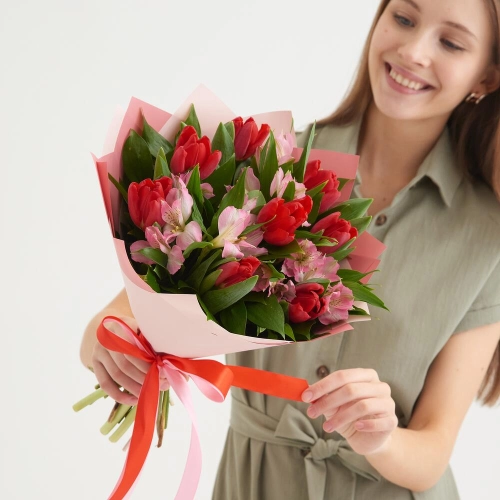 Букет «Первый поцелуй» красных тюльпанов и розовых альстромерий Астрахань Астраханская область