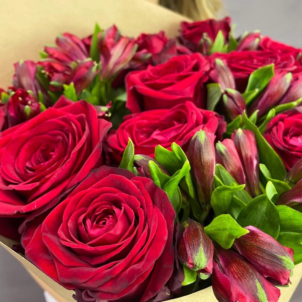 Букет «Стрелиция» – гармония из красных роз и белых альстромерий  Астрахань Астраханская область