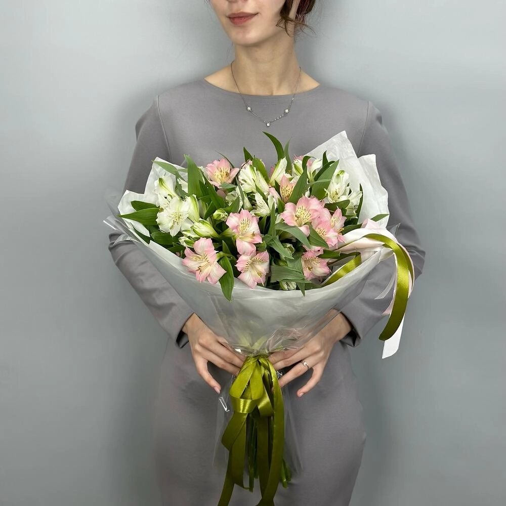 Букет «Нежность» – трогательное сочетание белых и розовых альстромерий Астрахань Астраханская область
