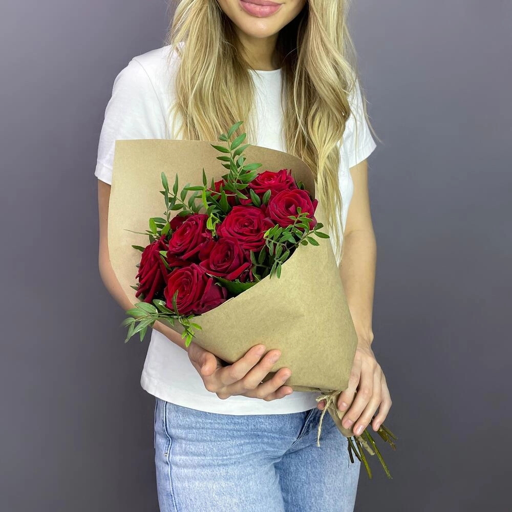 Букет из 9 красных роз с фисташкой – гармония страсти и свежести Астрахань Астраханская область