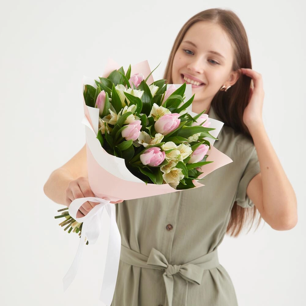 Букет «Первое свидание» розовых тюльпанов и белых альстромерий Астрахань Астраханская область