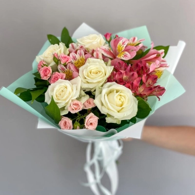 Букет «Николь» – изысканное сочетание роз, кустовых роз и альстромерий Астрахань Астраханская область