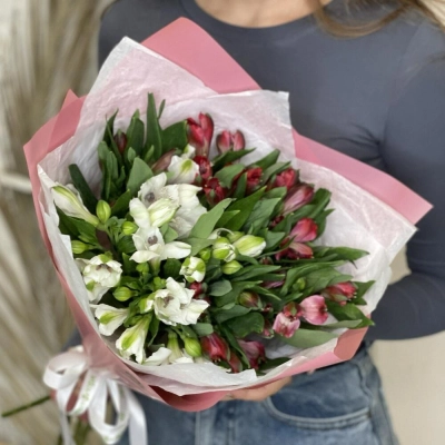 Букет «Люблю»– страсть и чистота в красно-белых альстромериях Астрахань Астраханская область