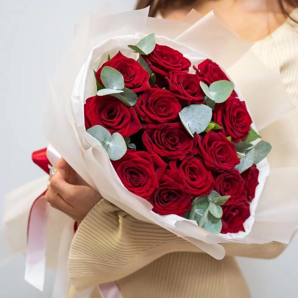 Элегантный букет из 15 красных роз с эвкалиптом – символ страсти и нежности Астрахань Астраханская область
