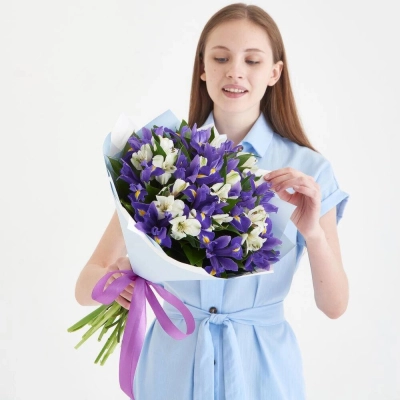 Букет «Вечернее дыхание»  – загадочная гармония синих ирисов и белых альстромерий Астрахань Астраханская область