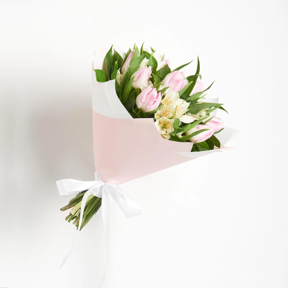 Букет «Первое свидание» розовых тюльпанов и белых альстромерий Астрахань Астраханская область