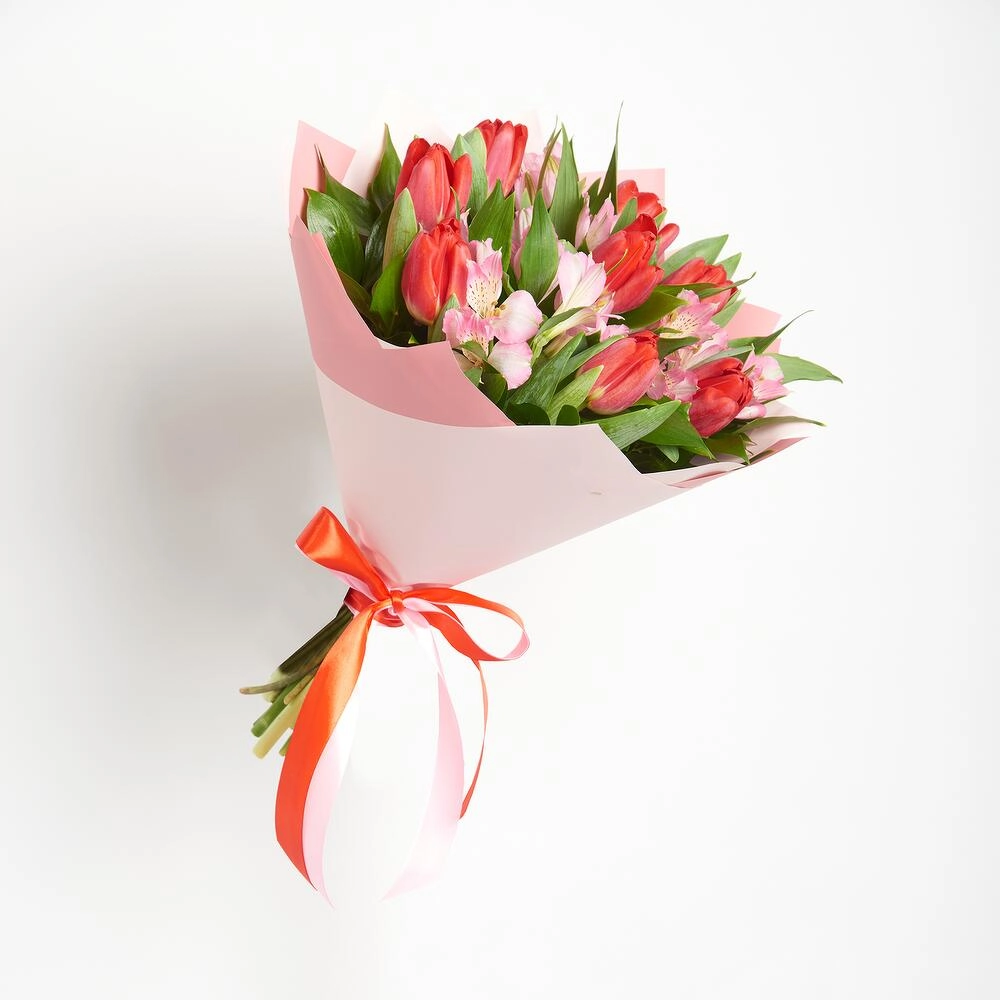 Букет «Первый поцелуй» красных тюльпанов и розовых альстромерий Астрахань Астраханская область