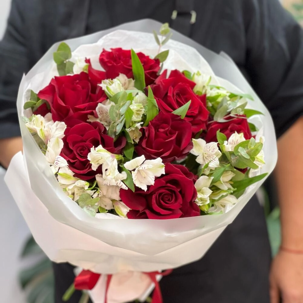 Букет «Любимой» – 7 эквадорских роз и белых альстромерий Астрахань Астраханская область