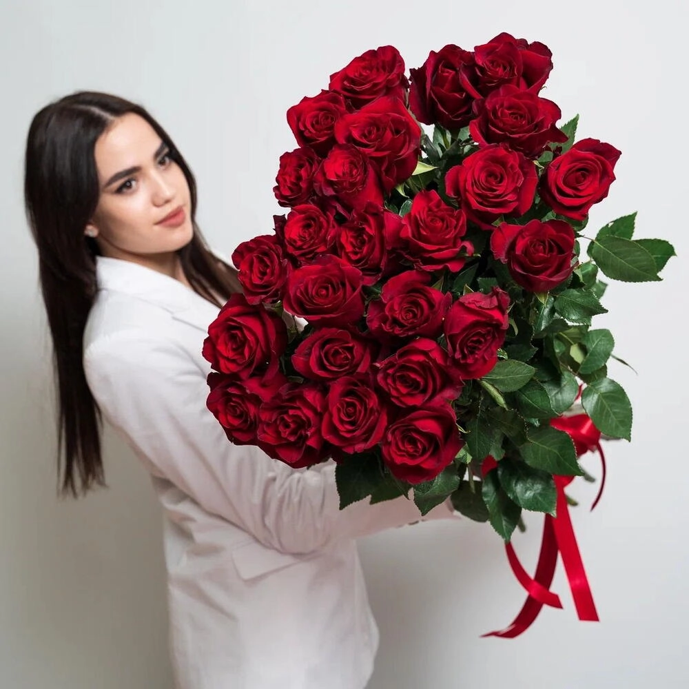 Роскошный букет «Эксплорер» – 25 красных роз для самых важных моментов Астрахань Астраханская область