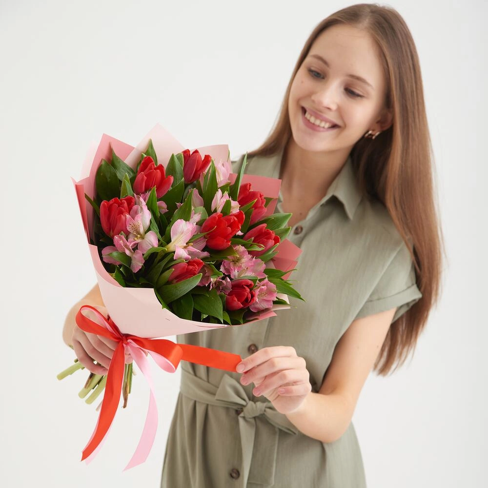 Букет «Первый поцелуй» красных тюльпанов и розовых альстромерий Астрахань Астраханская область