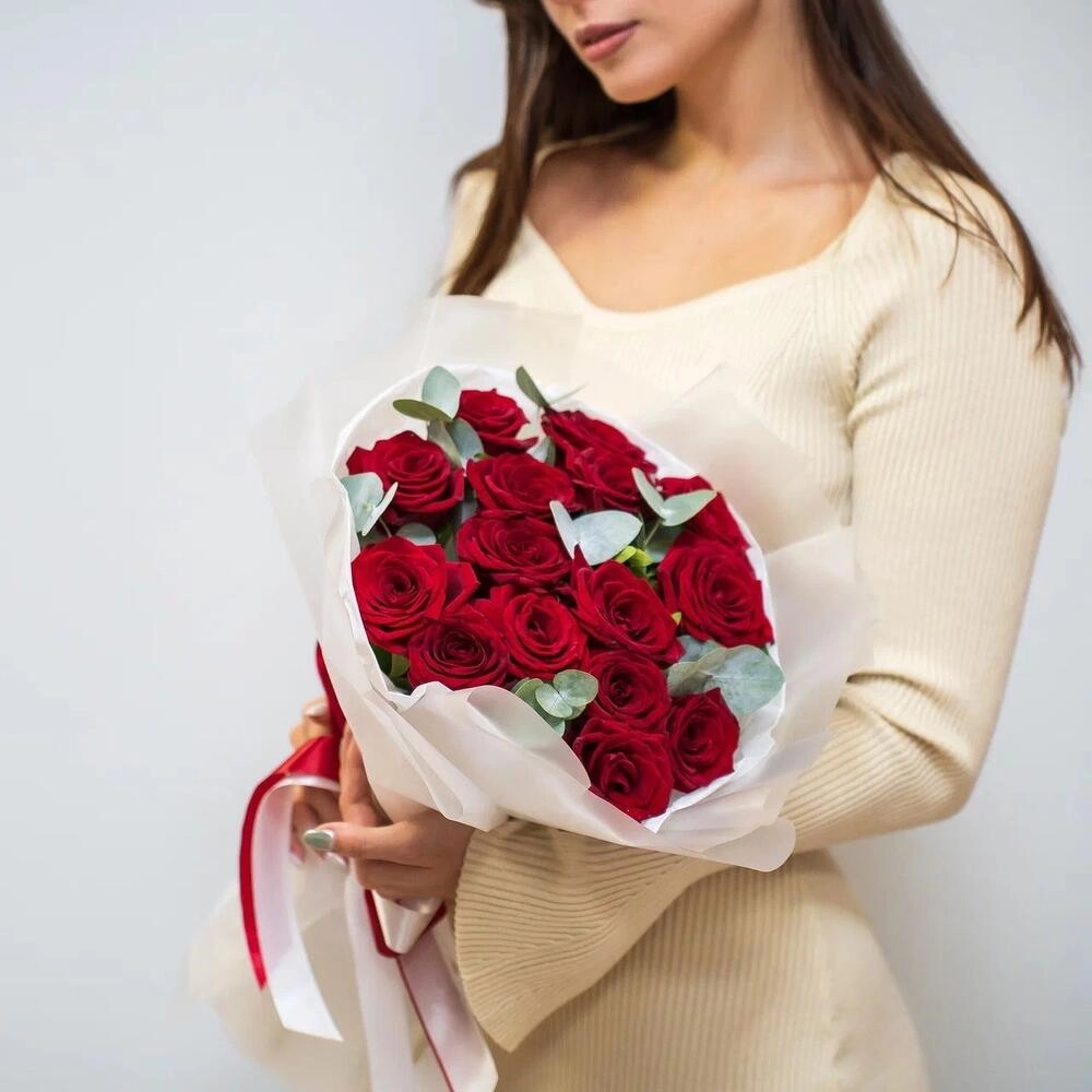 Элегантный букет из 15 красных роз с эвкалиптом – символ страсти и нежности Астрахань Астраханская область
