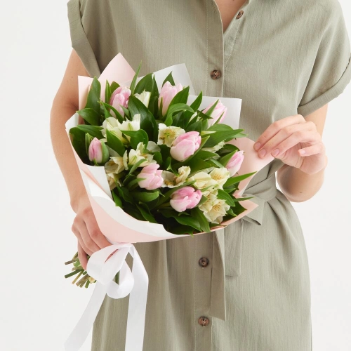 Букет «Первое свидание» розовых тюльпанов и белых альстромерий Астрахань Астраханская область
