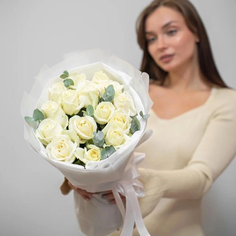 Букет из 15 белых роз с эвкалиптом – чистота и изысканность Астрахань Астраханская область