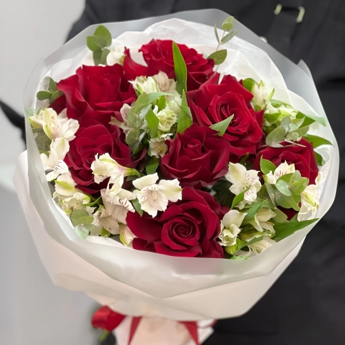 Букет «Любимой» – 7 эквадорских роз и белых альстромерий Астрахань Астраханская область