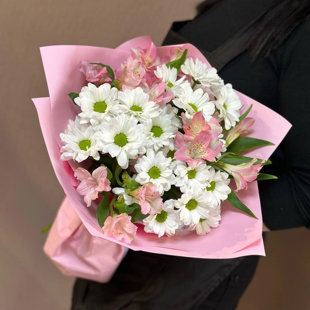 Букет «Поцелуй бабочки» нежность белых хризантем и розовых альстромерий Астрахань Астраханская область