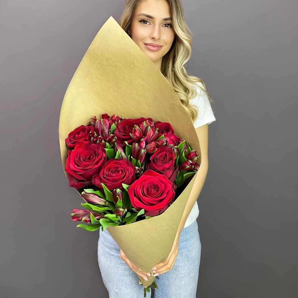 Букет «Страсть» – гармония красных роз и нежных альстромерий Астрахань Астраханская область