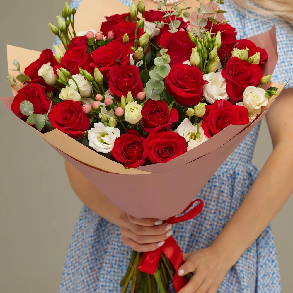 Роскошный букет для любимой женщины – 21 эквадорская роза и эустома Астрахань Астраханская область