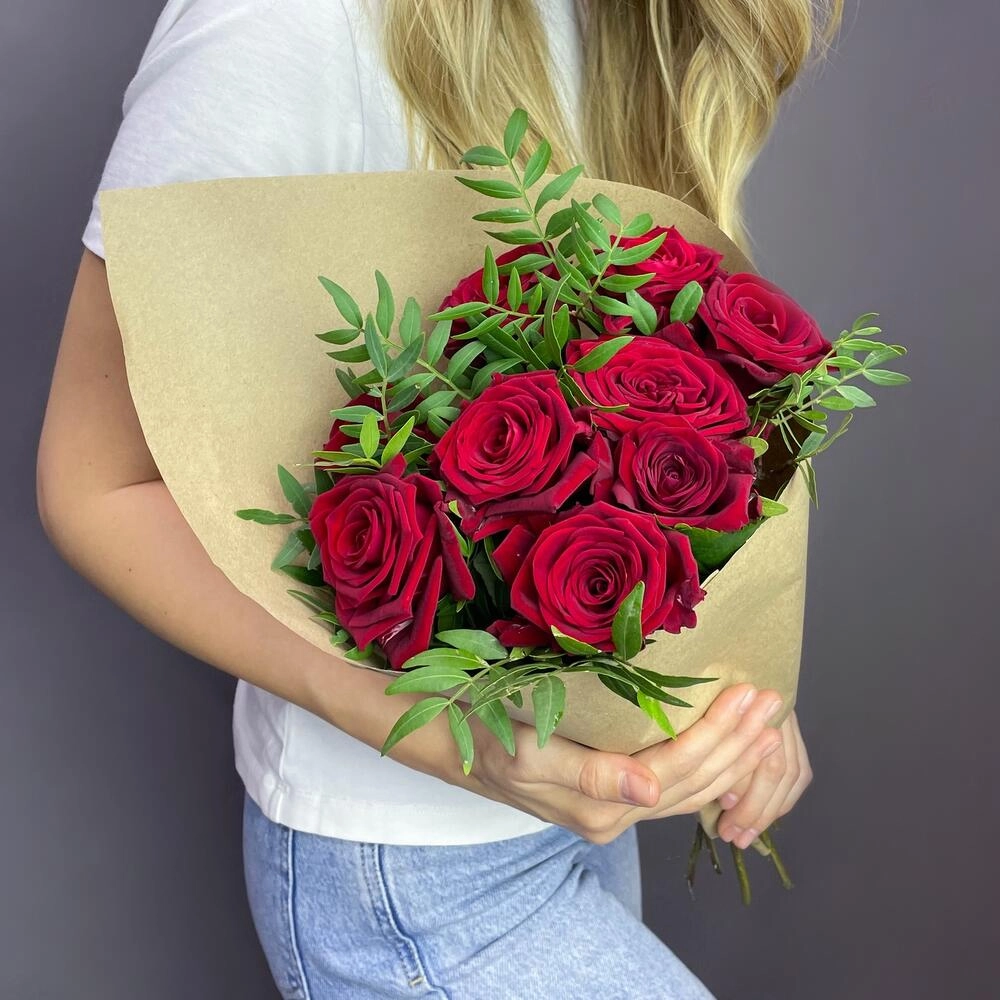 Букет из 9 красных роз с фисташкой – гармония страсти и свежести Астрахань Астраханская область