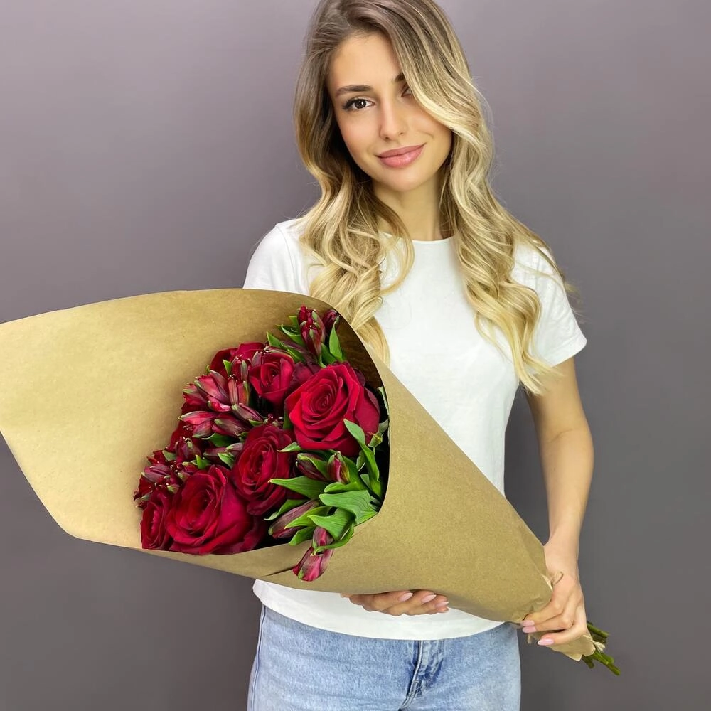 Букет «Страсть» – гармония красных роз и нежных альстромерий Астрахань Астраханская область