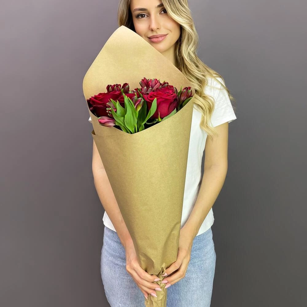 Букет «Страсть» – гармония красных роз и нежных альстромерий Астрахань Астраханская область