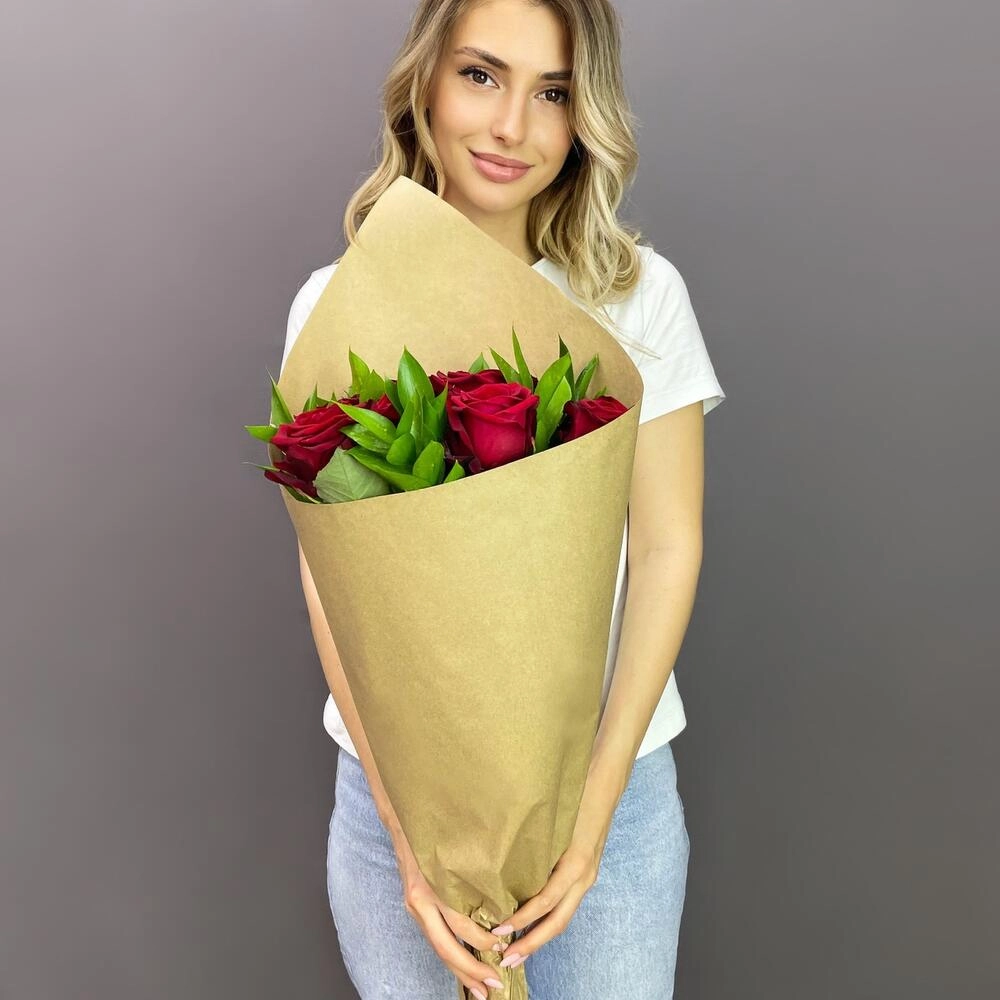Букет из красных роз с рускусом в крафтовой упаковке – классика с изюминкой Астрахань Астраханская область