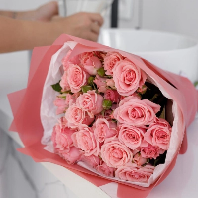 Букет из 9 розовых кустовых роз – нежность в каждом лепестке Астрахань Астраханская область