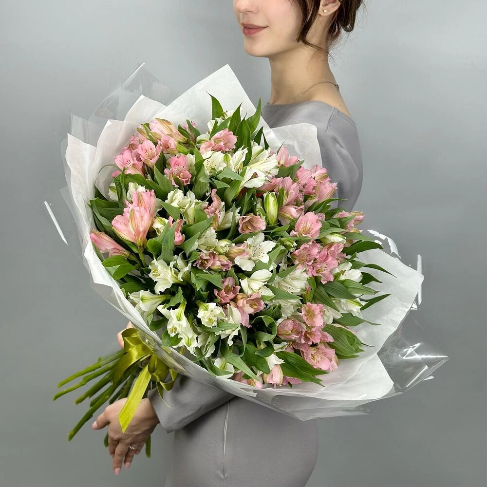 Букет «Гармония» – нежное сочетание белых и розовых альстромерий Астрахань Астраханская область