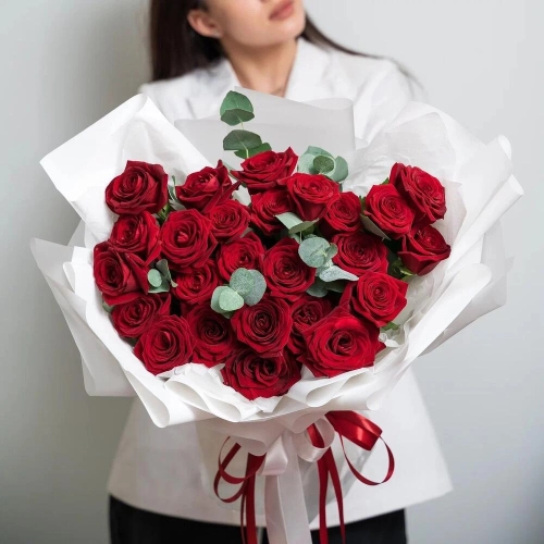 Роскошный букет из 25 красных роз с эвкалиптом – королевский подарок  Астрахань Астраханская область