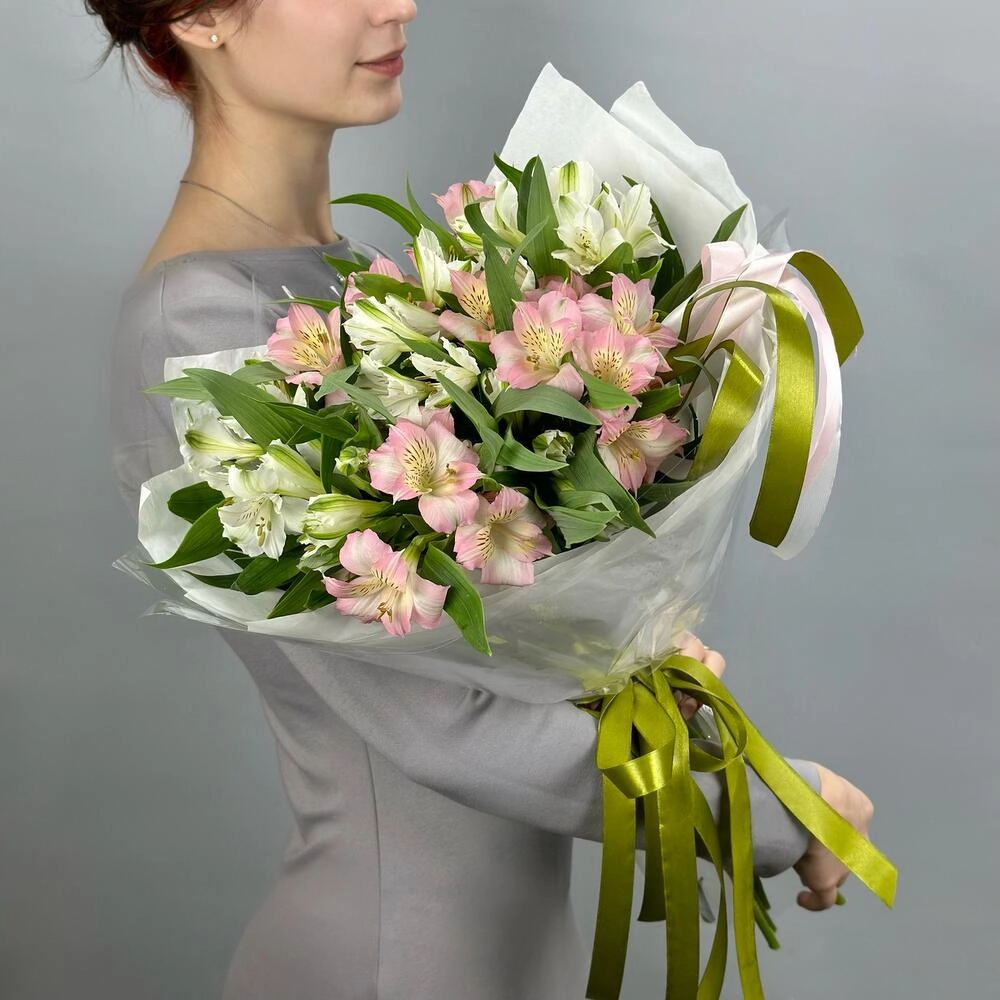 Букет «Нежность» – трогательное сочетание белых и розовых альстромерий Астрахань Астраханская область