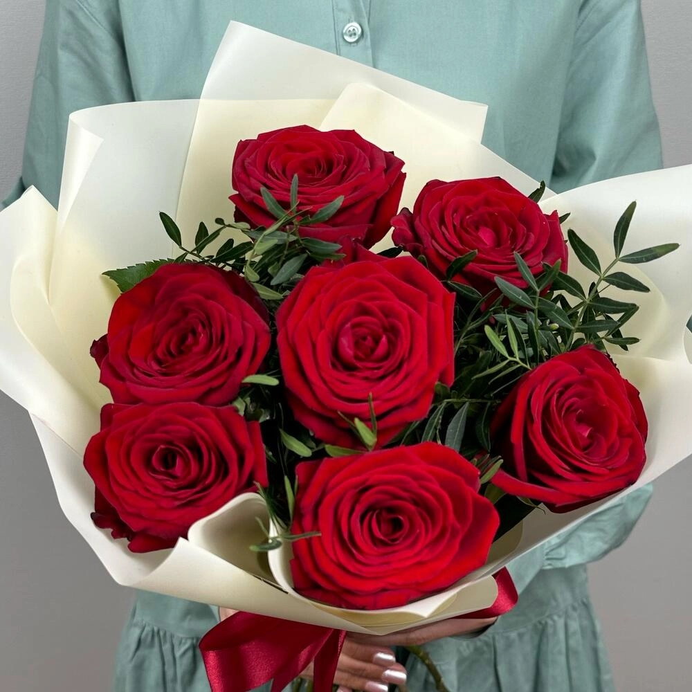 Букет «Гранатовый» из красных роз в роскошной упаковке Астрахань Астраханская область