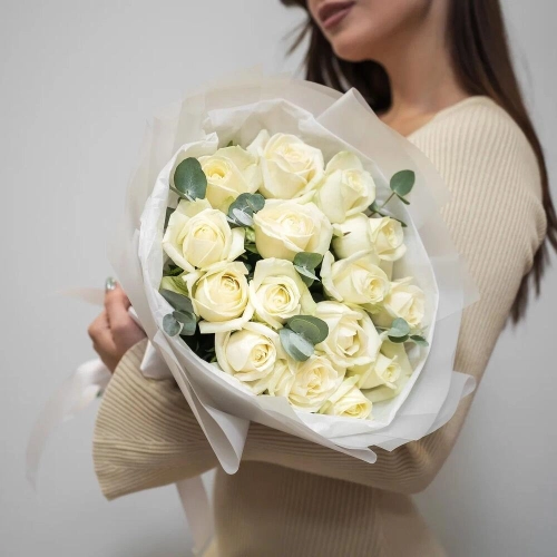 Букет из 15 белых роз с эвкалиптом – чистота и изысканность Астрахань Астраханская область